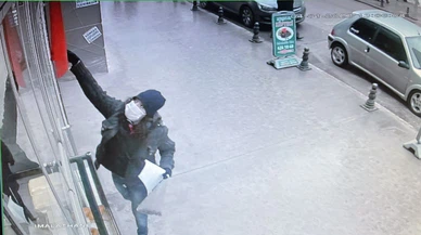 Karabük'te camdaki Türk bayrağını indirmek isteyen kadın gözaltına alındı