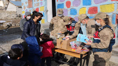 Kadın komutanlar, öğrencilere dergi ve kırtasiye malzemesi hediye etti