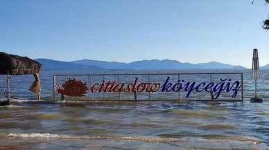 Köyceğiz Gölü taştı, restoranlar su altında kaldı