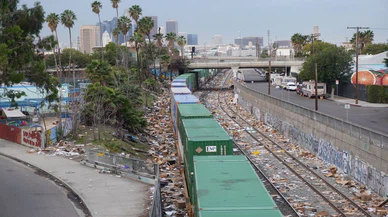 Los Angeles'ta hırsızlar, hareket halindeki yük trenlerini yağmaladı