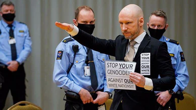 77 kişiyi acımadan öldürmüştü! Seri katilden mahkemede Nazi selamı