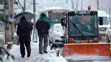 İstanbul'da süren kar yağışı ulaşımı aksattı