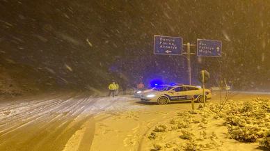 Antalya Kaş'ta kar yağışı etkili oluyor