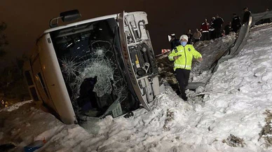 Palandöken'de turistleri taşıyan otobüs devrildi: 25 yaralı