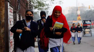 Hindistan'da mahkeme kararı açıklanana kadar öğrenciler başörtüsü takamayacak