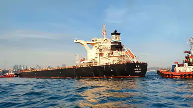 İstanbul Boğazı, arızalanan yük gemisi nedeniyle gemi trafiğine kapatıldı