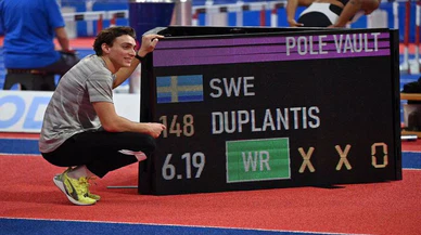 İsveçli atlet Duplantis, sırıkla atlamada dünya rekoru kırdı