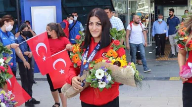 Genç milli güreşçi Elvira Kamaloğlu, Avrupa şampiyonu oldu