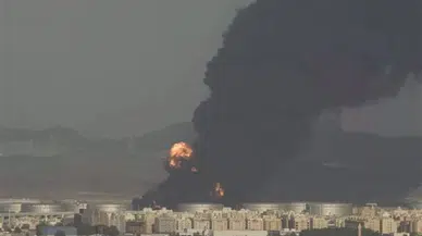 Suudi Arabistan'da dev petrol tesisinden dumanlar yükseliyor!