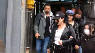 Evlat nöbetinde gergin an! PKK paçavrası açan kadınlar gözaltında