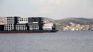 İstanbul Boğazı'ndan 'apartman' geçti