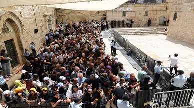 İsrail, Kudüs'teki Kıyamet Kilisesi'nde "kutsal ateş" ayinine katılmak isteyen bazı Hristiyanları engelledi