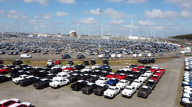 Rusya'ya gidecek binlerce araç Belçika limanına takıldı