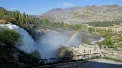 Uzundere Belediye Başkanı Aktoprak, Tortum Şelalesi'nin kuruduğu iddialarını yalanladı