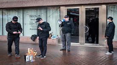 Danimarkalı ırkçı siyasetçi Paludan, İsveç'te cami önünde Kur'an-ı Kerim yaktı