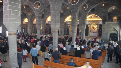 Restore edilerek açılan Surp Giragos Ermeni Kilisesi'nde 7 yıl sonra ilk ayin