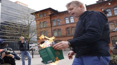 Irkçı siyasetçi Paludan, İsveç'te polis korumasında Kur'an-ı Kerim yakmaya devam ediyor