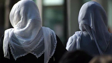 İsveç'te başörtülü olduğu için işten çıkarılmak istenen kadına tazminat ödenecek