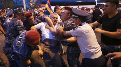 Ermenistan'da polis ile protestocular arasında çıkan çatışma sonucu 60 kişi yaralandı