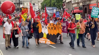 Londra'da binlerce kişi hayat pahalılığına karşı yürüdü