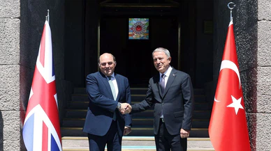 Milli Savunma Bakanı Akar, İngiltere Savunma Bakanı Wallace ile bir araya geldi