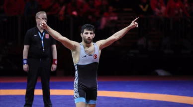 Milli güreşçi Murat Fırat, grekoromen stil 67 kiloda altın madalya kazandı