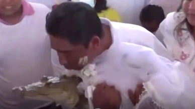 Belediye başkanı timsahla evlendi