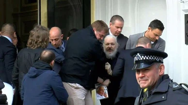 WikiLeaks Kurucusu Assange'ın ABD'ye iade kararına karşı otobüsle protesto düzenlendi