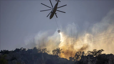 Antalya'nın Konyaaltı ilçesinde ormanlık alanda çıkan yangın kontrol altına alındı