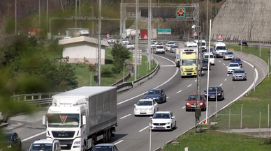 Bayram tatilinden dönenler Anadolu Otoyolu'nun Bolu geçişinde akıcı yoğunluk oluşturuyor