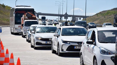 Bayram tatili dönüşü yollarda yoğunluk yaşanıyor