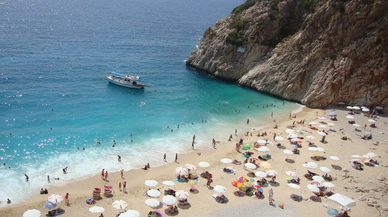 Antalya sahillerinde bayram tatili yoğunluğu sürdü