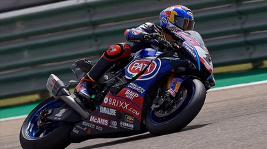 Milli motosikletçi Toprak Razgatlıoğlu, İngiltere'de birinci oldu