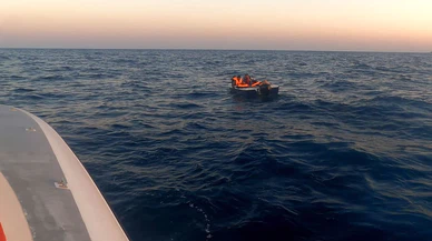 Çanakkale açıklarında geri itilen 13 düzensiz göçmen kurtarıldı