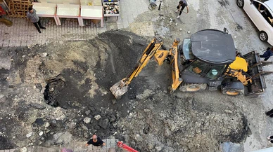 İSKİ kazısında su borusu patlayınca ev ve iş yerlerini su bastı