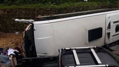 Turistleri taşıyan midibüsün devrildiği kazada 3'ü ağır 24 kişi yaralandı