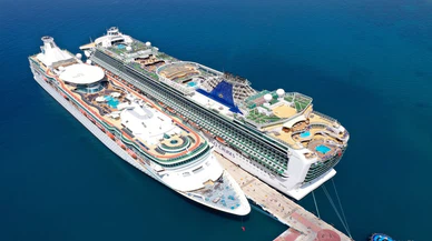 Kuşadası'na 2 kruvaziyerle 4 bin 827 turist geldi