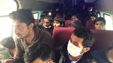 Van'da polislerce durdurulan minibüste 20 düzensiz göçmen yakalandı!