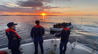 Düzensiz göçmenlerin imdadına yine Türk Sahil Güvenlikleri yetişti!