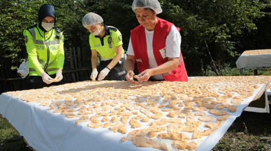 Kadın polisler ve Kızılay personeli ihtiyaç sahiplerine kışlık yiyecek hazırladı!