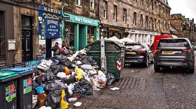 İskoçya'da grev nedeniyle sokaklarda biriken çöp yığınları endişe uyandırıyor
