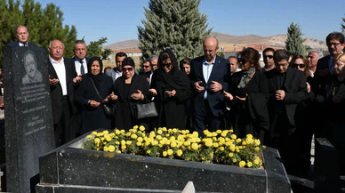 "Bozkırın tezenesi" Neşet Ertaş mezarı başında anıldı