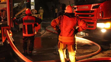 Çorum'da evi yanan yaşlı kadını köy muhtarı kurtardı!