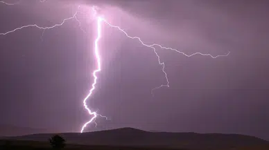 Yıldırımın isabet ettiği 4 evde hasar oluştu