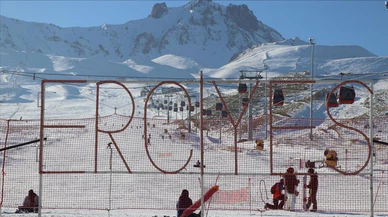 Erciyes Kayak Merkezi'ne kar yağdı!