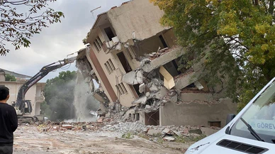 Diyarbakır'da yıkım kararı alınan yapılar yıkılıyor