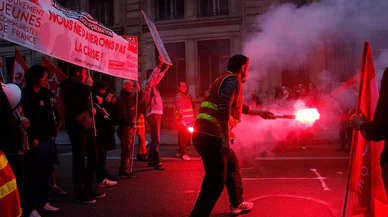 Paris'te maaş artışı talebiyle gösteri düzenlendi!