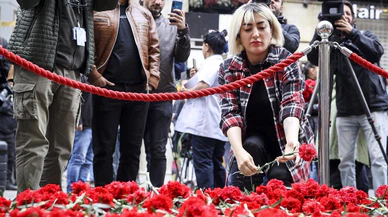 Beyoğlu'nda patlamanın yaşandığı yere karanfil bırakıldı