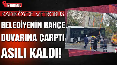 Kadıköy'de metrobüs belediyenin bahçe duvarına çarpıp asılı kaldı