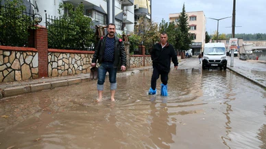 İzmir'de sağanak su baskınlarına neden oldu!